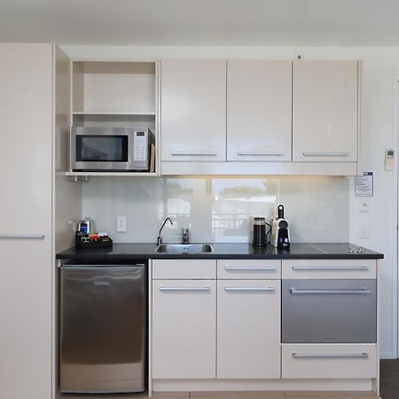 Palazzo Motor Lodge Nelson Bagian luar foto A kitchen in a hotel