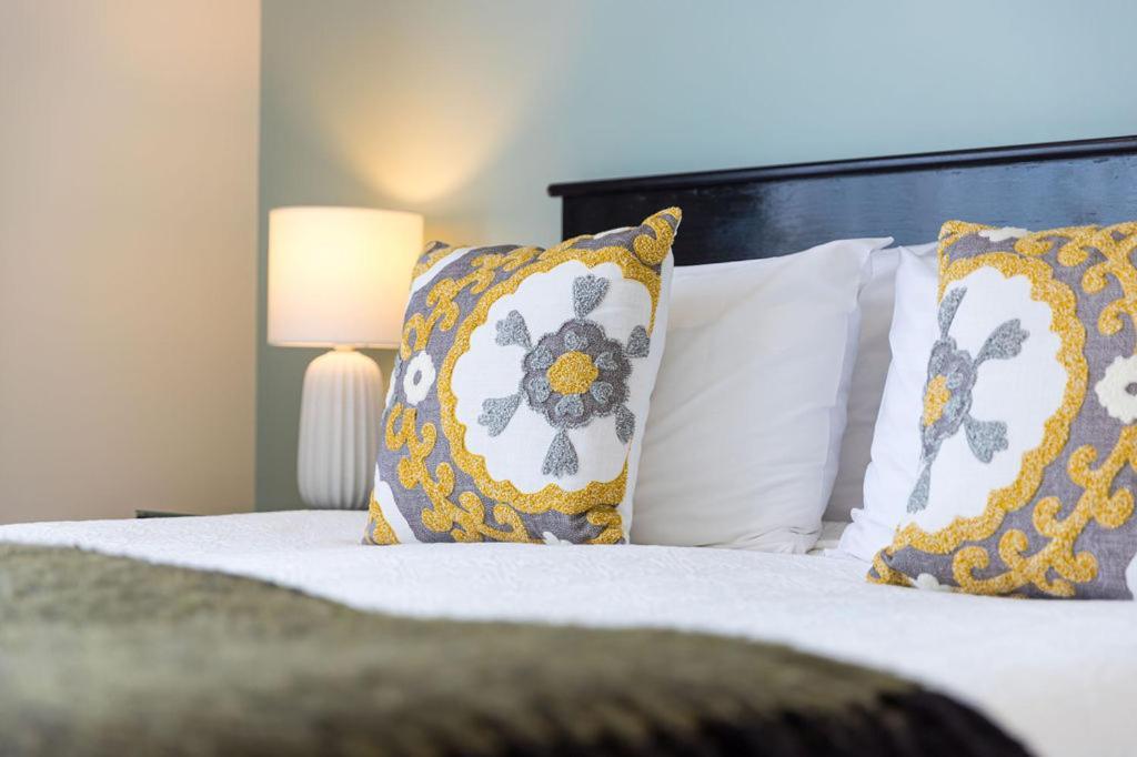 Palazzo Motor Lodge Nelson Bagian luar foto A bed with decorative pillows