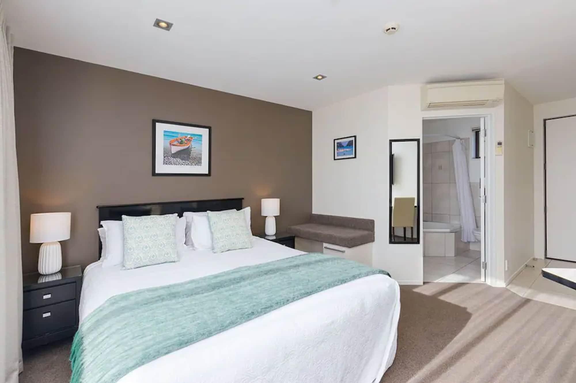 Palazzo Motor Lodge Nelson Bagian luar foto A bedroom at the hotel