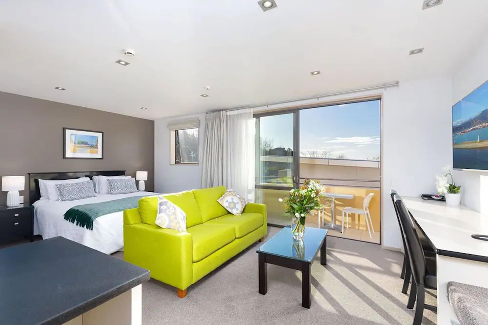 Palazzo Motor Lodge Nelson Bagian luar foto A staged studio apartment