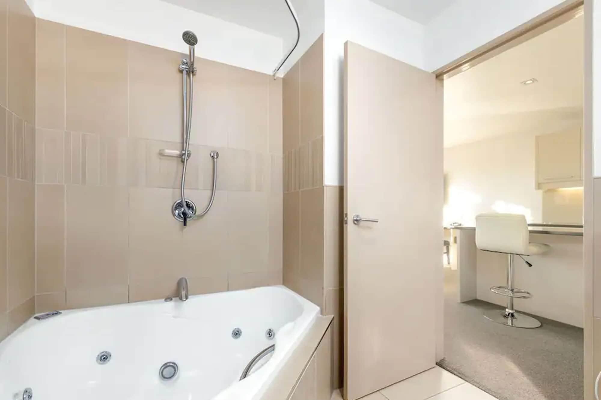 Palazzo Motor Lodge Nelson Bagian luar foto A shower over a bathtub