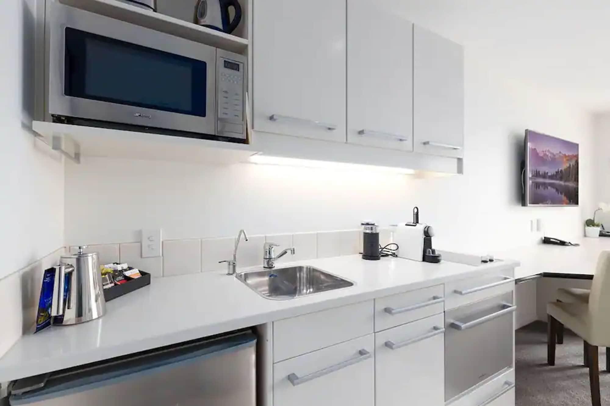 Palazzo Motor Lodge Nelson Bagian luar foto A typical kitchen in a typical apartment