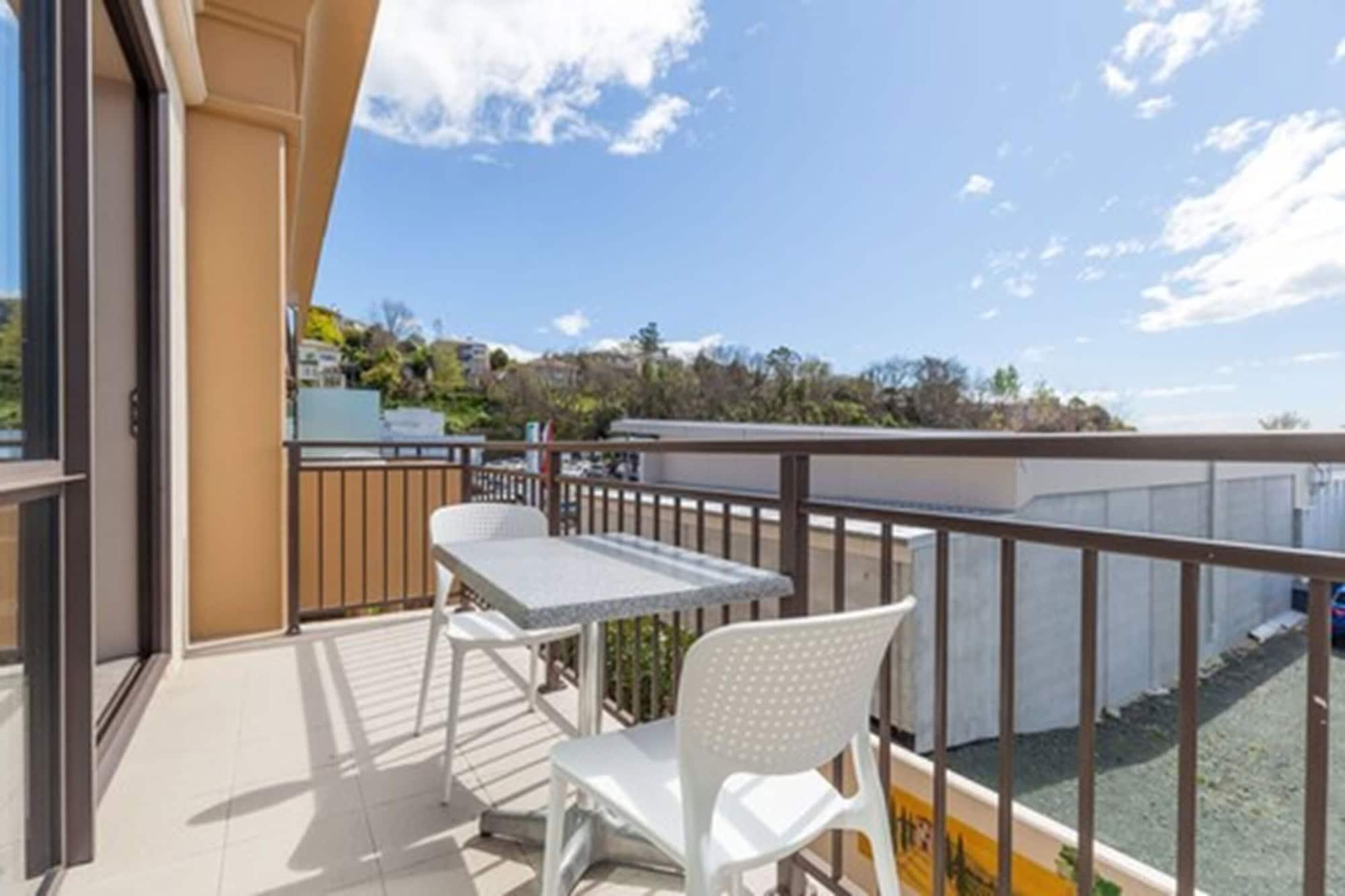 Palazzo Motor Lodge Nelson Bagian luar foto A balcony