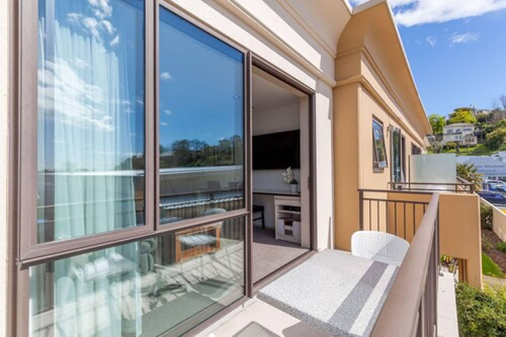 Palazzo Motor Lodge Nelson Bagian luar foto A balcony