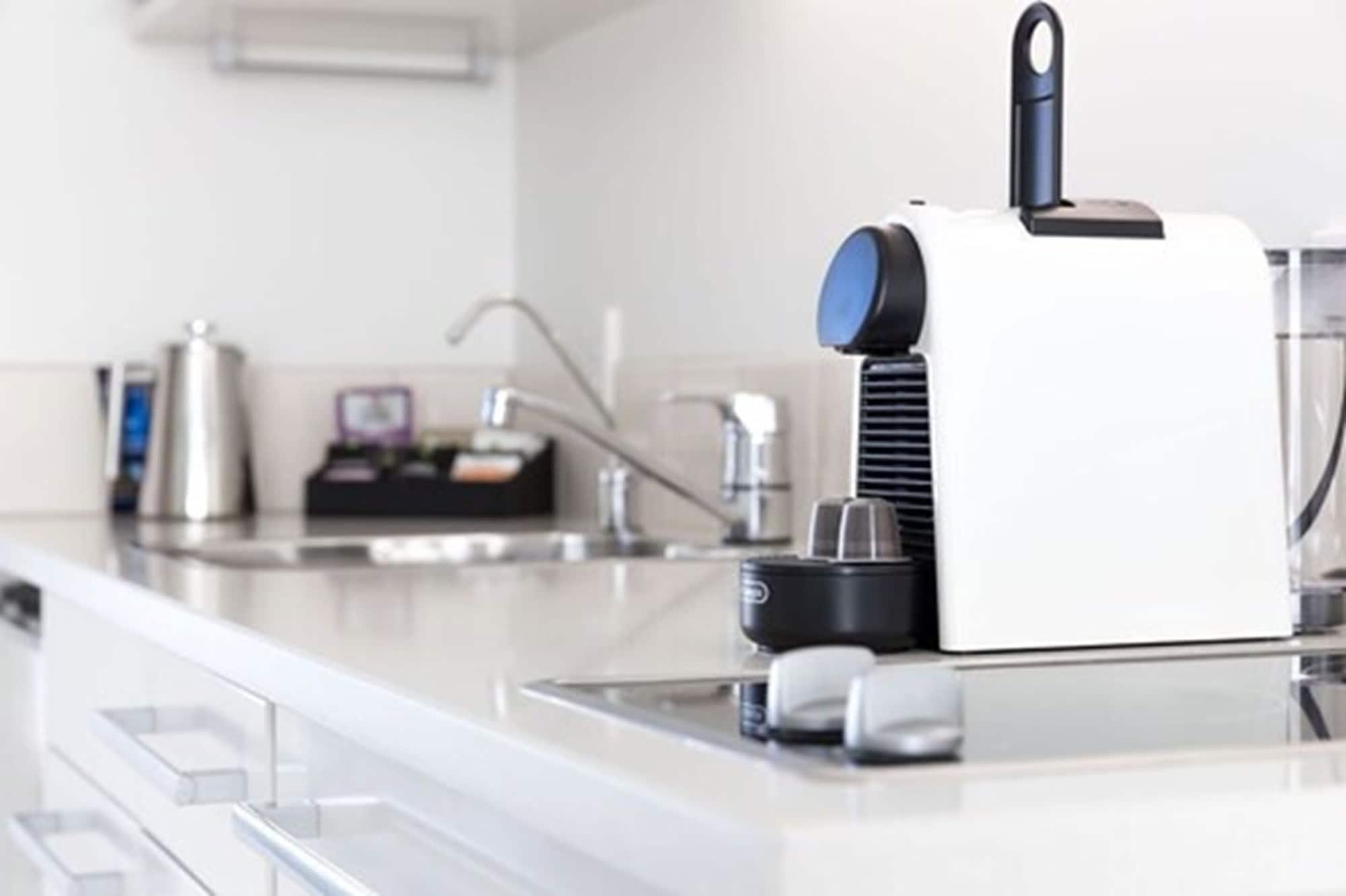 Palazzo Motor Lodge Nelson Bagian luar foto A Nespresso Inissia machine