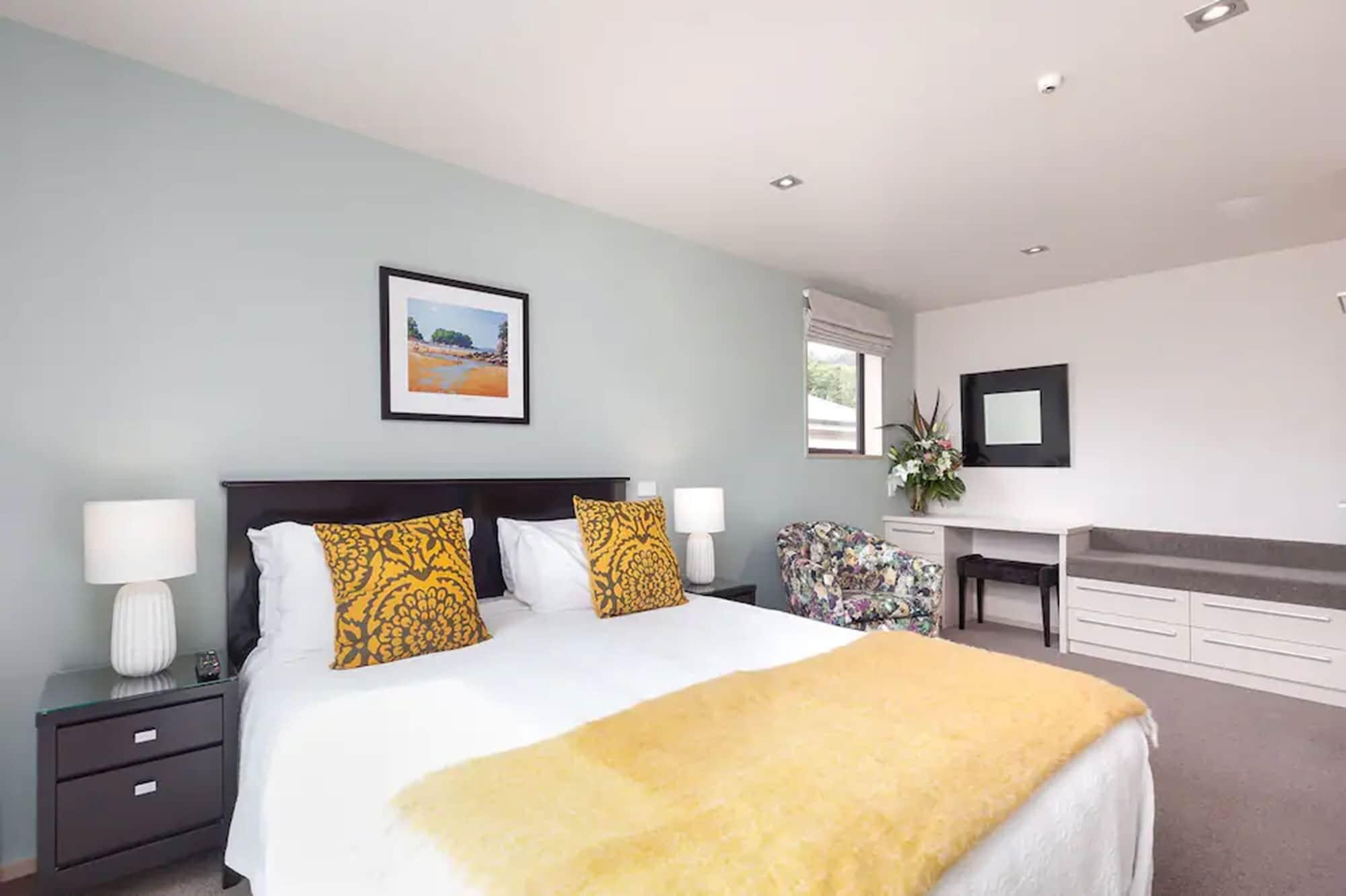 Palazzo Motor Lodge Nelson Bagian luar foto A bedroom at the hotel