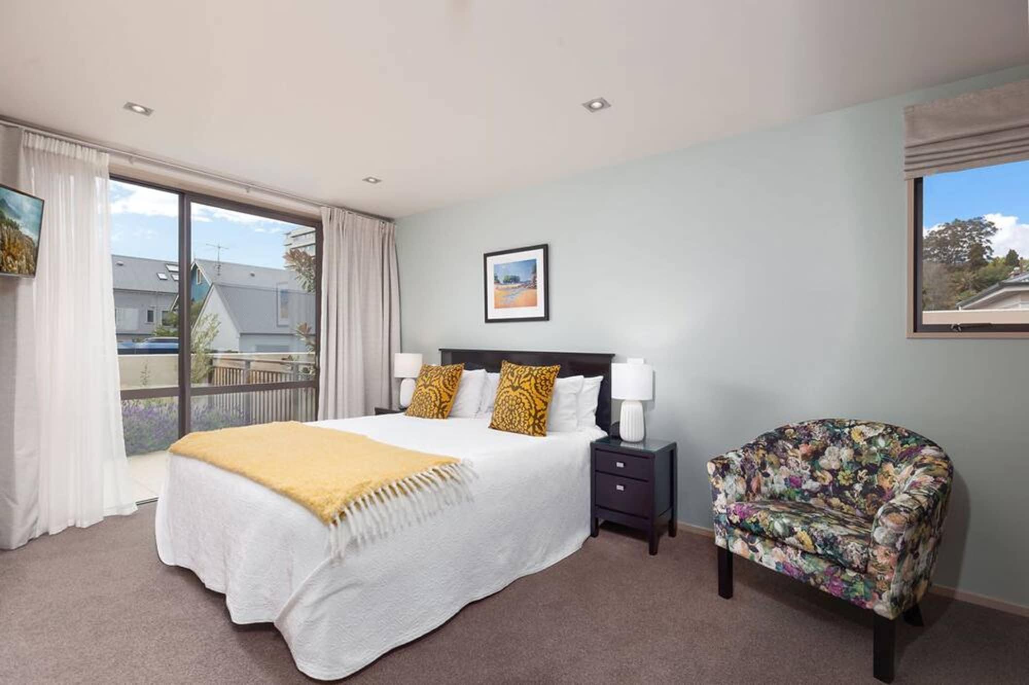 Palazzo Motor Lodge Nelson Bagian luar foto A staged bedroom