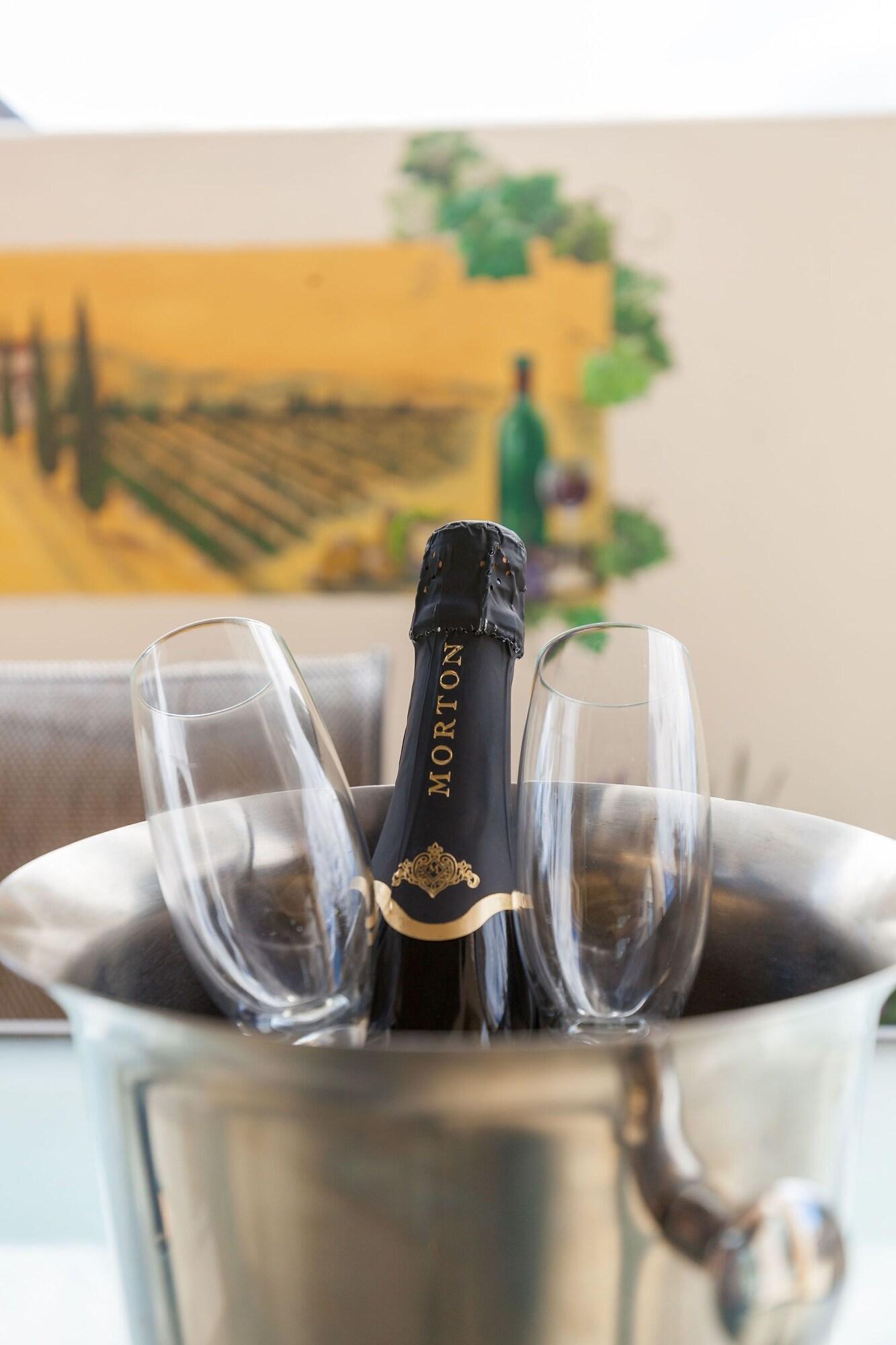 Palazzo Motor Lodge Nelson Bagian luar foto A bottle of English sparkling wine