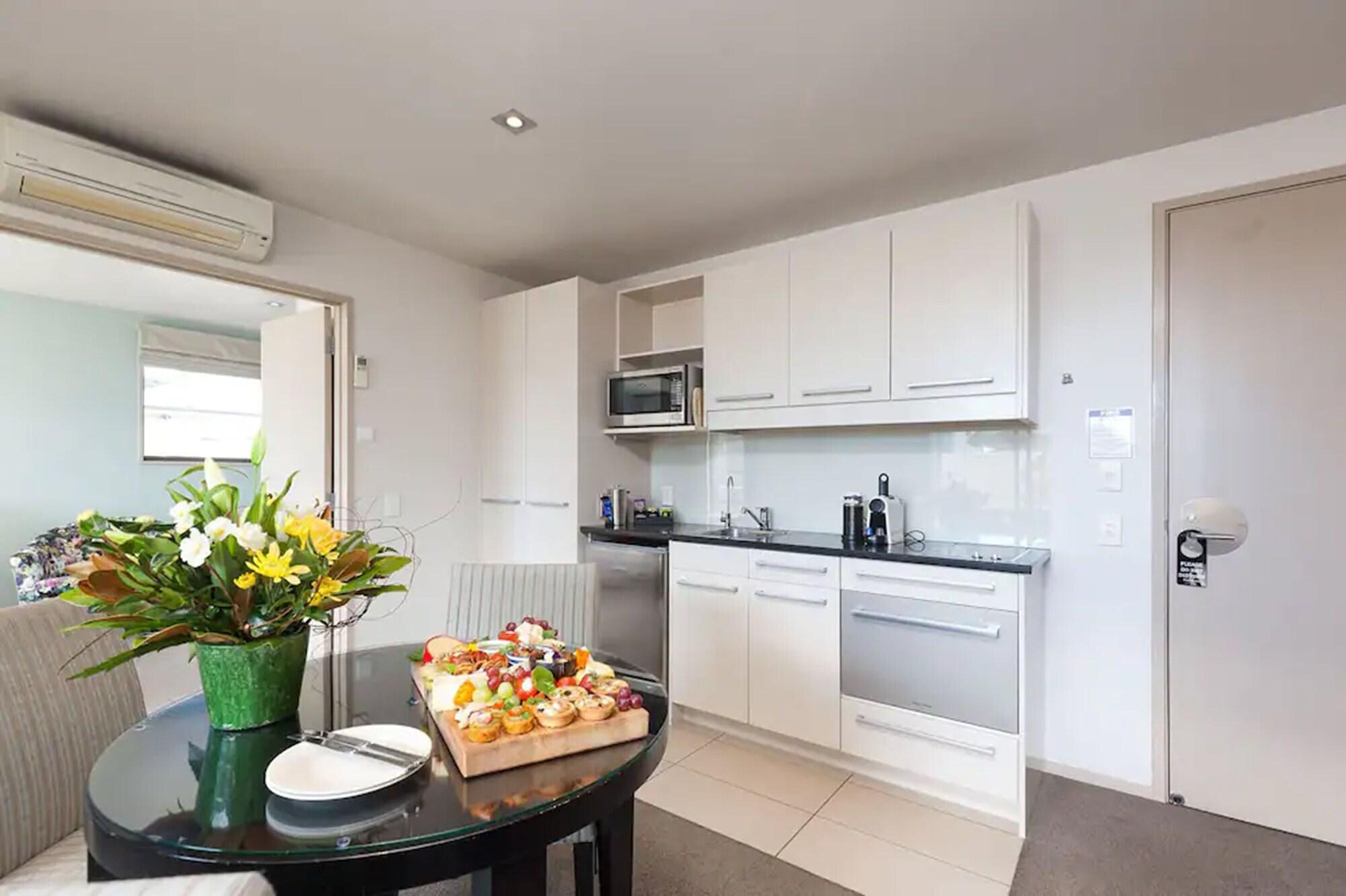 Palazzo Motor Lodge Nelson Bagian luar foto A typical kitchen in a serviced apartment