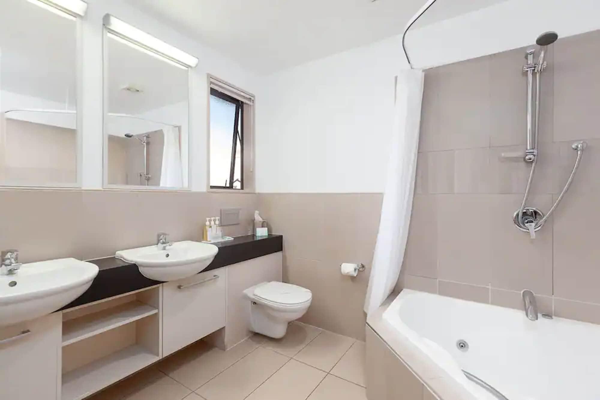 Palazzo Motor Lodge Nelson Bagian luar foto A bathroom
