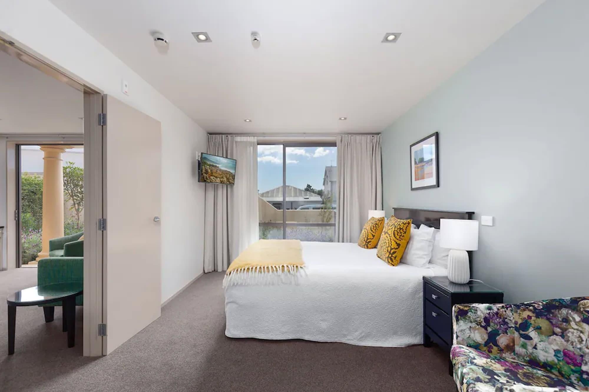 Palazzo Motor Lodge Nelson Bagian luar foto A bedroom at the hotel
