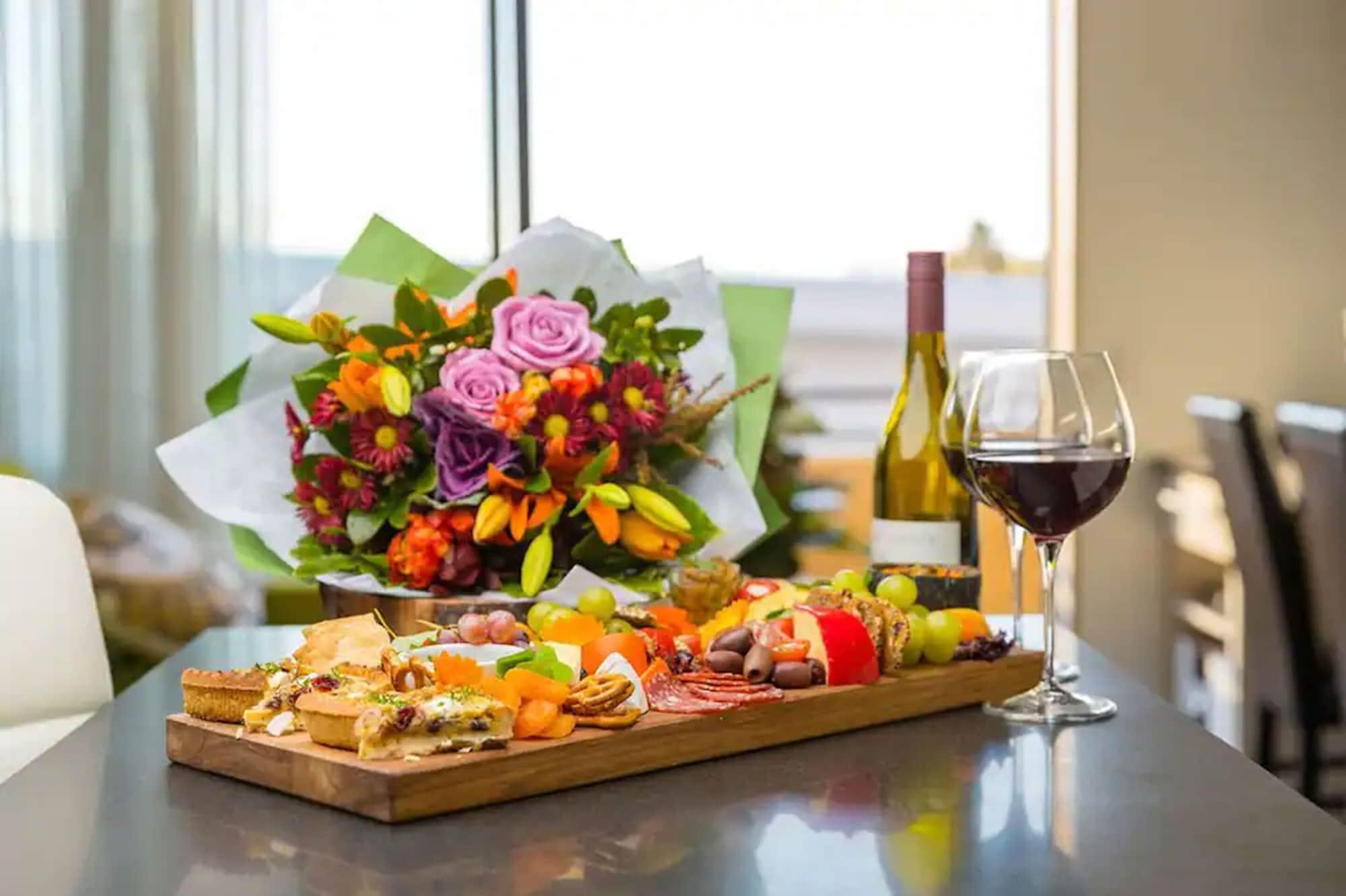 Palazzo Motor Lodge Nelson Bagian luar foto A cheese board with wine