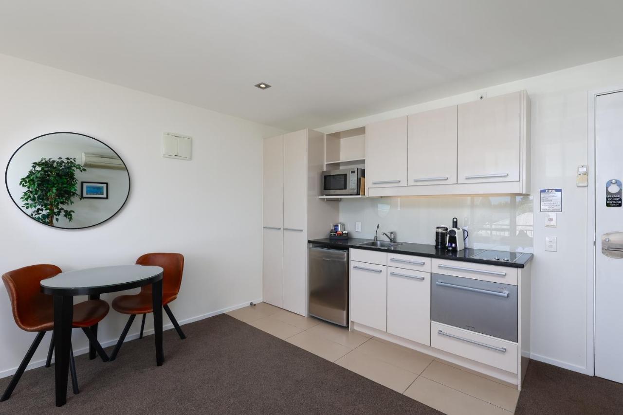 Palazzo Motor Lodge Nelson Bagian luar foto A kitchen in a serviced apartment