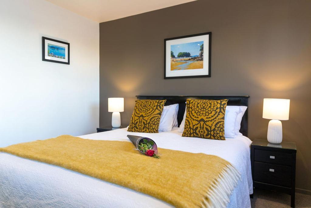 Palazzo Motor Lodge Nelson Bagian luar foto A bedroom at the hotel