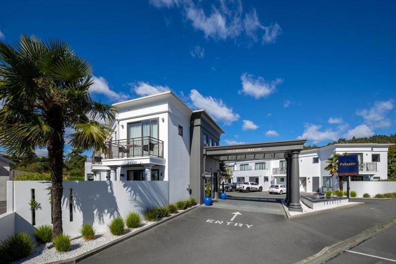 Palazzo Motor Lodge Nelson Bagian luar foto The entrance to the hotel