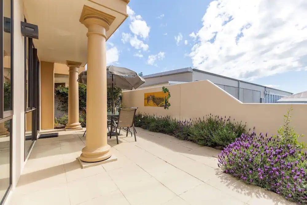 Palazzo Motor Lodge Nelson Bagian luar foto The courtyard of the house
