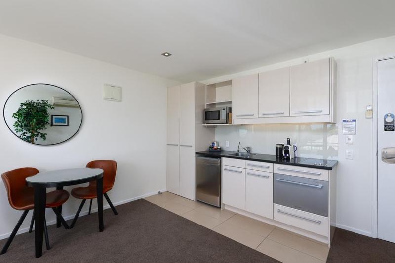 Palazzo Motor Lodge Nelson Bagian luar foto A typical kitchen in a serviced apartment