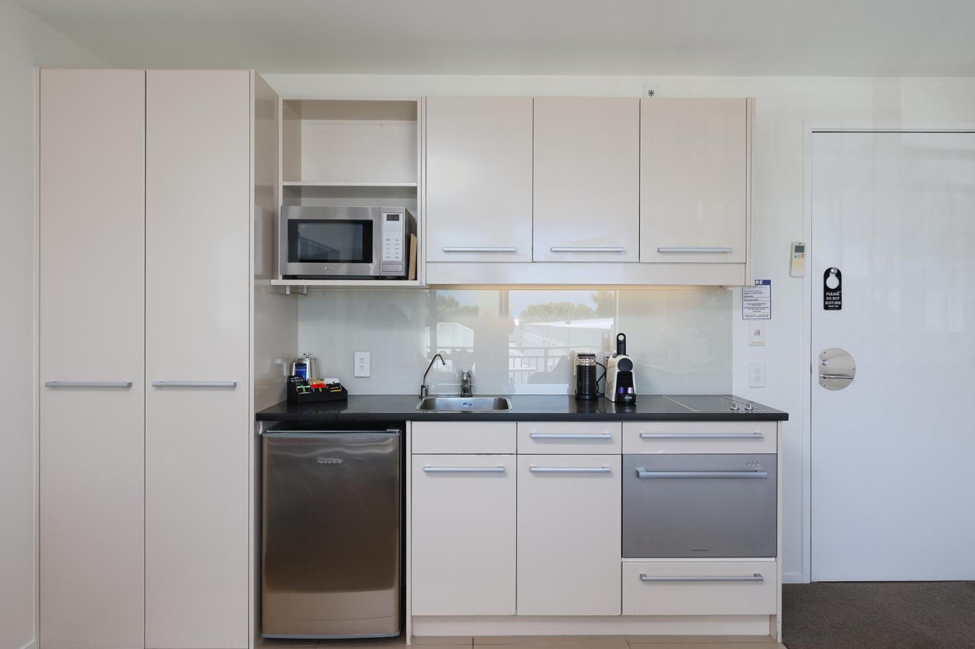 Palazzo Motor Lodge Nelson Bagian luar foto A kitchen in a hotel