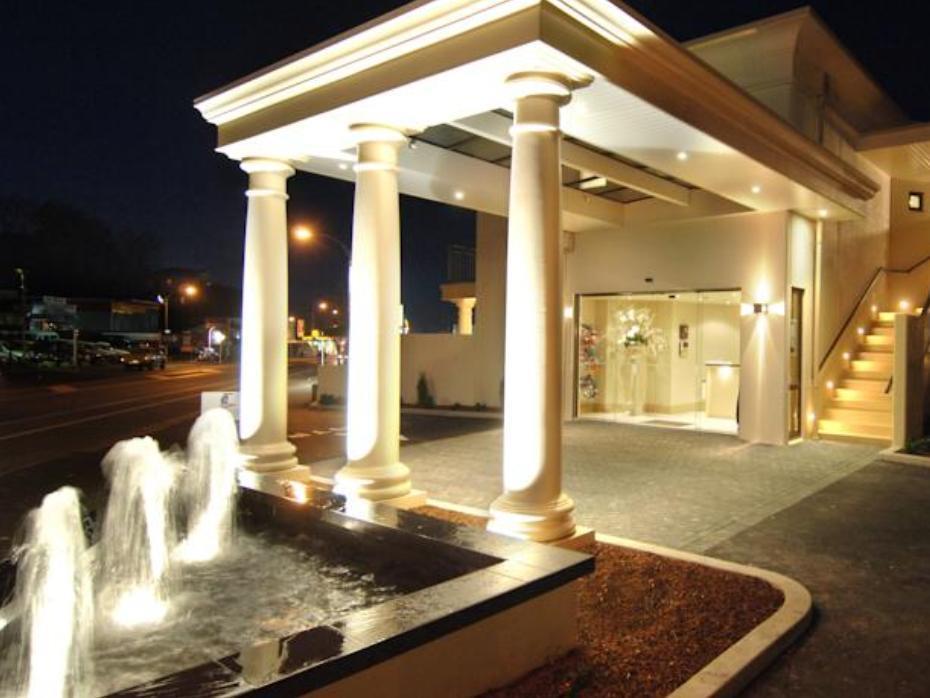 Palazzo Motor Lodge Nelson Bagian luar foto Fountain at the entrance of the hotel