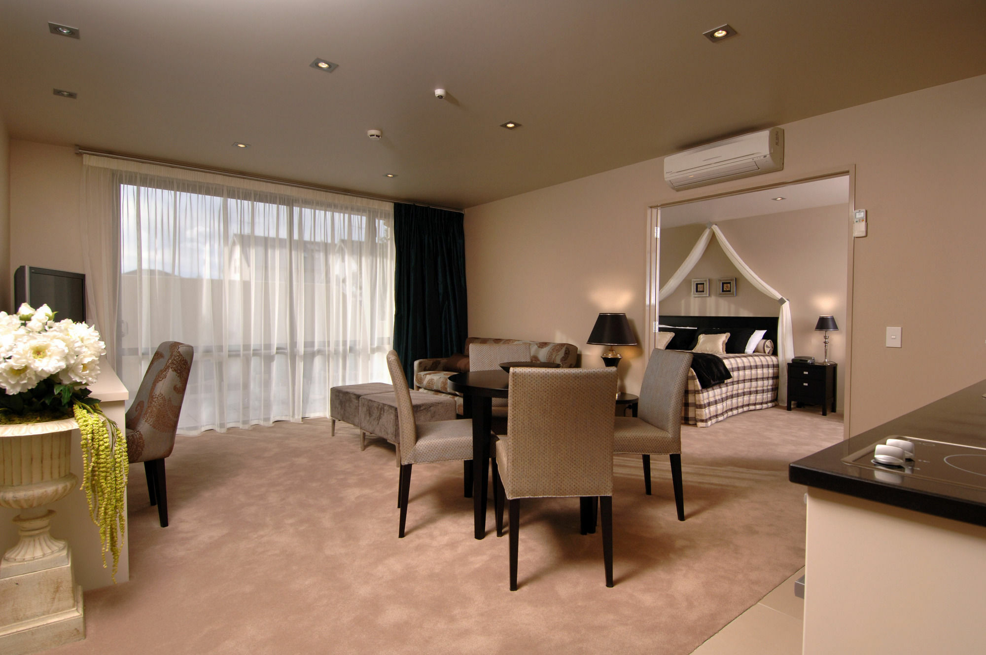 Palazzo Motor Lodge Nelson Bagian luar foto A suite at the Crowne Plaza Hotel, Auckland