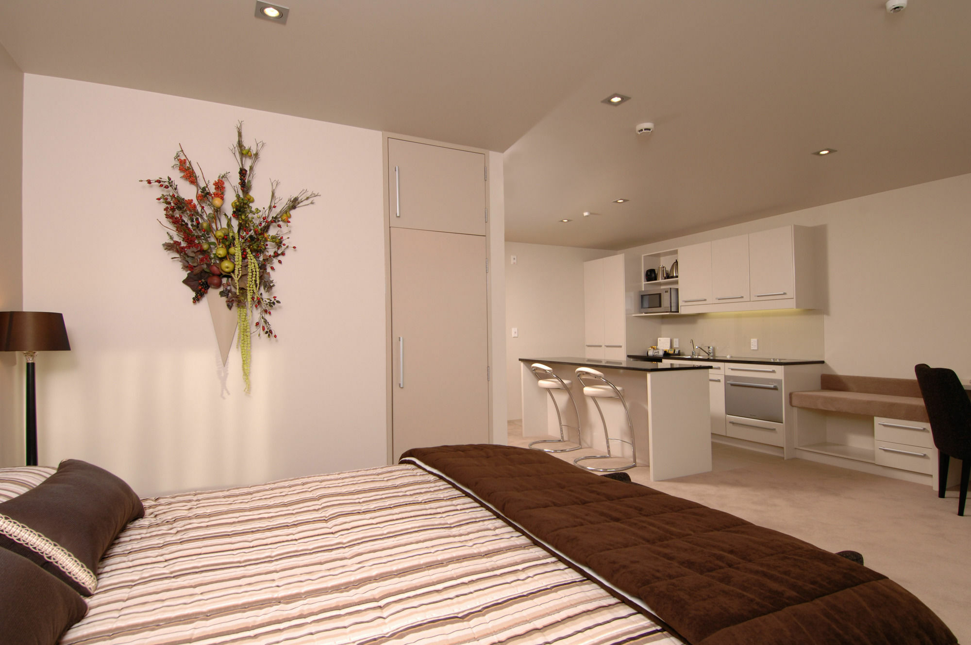 Palazzo Motor Lodge Nelson Bagian luar foto A typical studio apartment