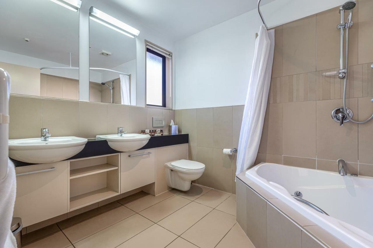 Palazzo Motor Lodge Nelson Bagian luar foto A bathroom in a hotel